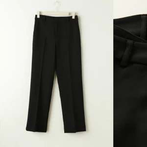 Kostymbyxor storlek 34  - Världens snyggaste kostym byxor som tyvärr inte kommer till användning längre. Sitter så fint på kroppen och längden är perfekt. 