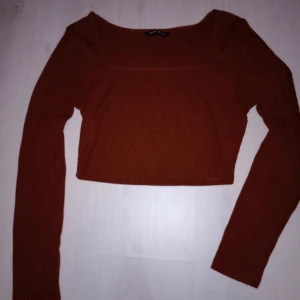 En fin brun röd tröja från Shein👍Passar de som har storlek S - Det är typ som en topp på mig. Så det är därför jag säljer för att den är lite för kort.