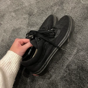 Vans skor - Svarta Vans skor, använda cirka 5 ggr. Jättebra skick, nypris 700kr 💕