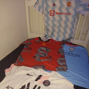 Fotbollströjor  - Hej  Jag vill sälja mina fotbollströjor  Psg,Man United och Man city  Storlek xl men passar M och L  Kunden står alltid för frakt   