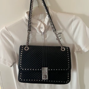 Zara väska - Fin väska från Zara som inte används längre. Man kan ha den över axeln eller över bröstet. I nyskick! 