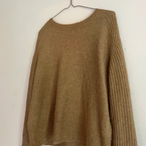 Stickad tröja - Malene birger Slits vid ärm Stor i storlek