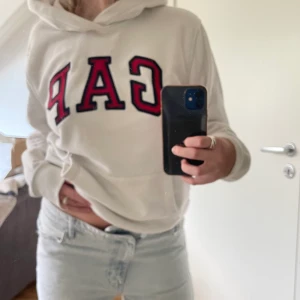 GAP Hoodie - Så så snygg hoddie som tyvärr inte kommer till användning. Jätte bra skick!! O passar till allt verkligen