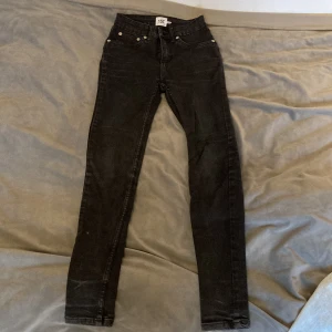 Svarta jeans - Svarta jeans knappt använda