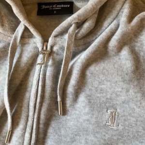 Juicy Couture kofta - Juicy couture kofta i färgen light Grey marl. Jättefint skick. Nypris 1200, jag säljer för 600 inklusive frakt (66kr). Storlek S💗 