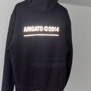 En mörkgråAxel Arigato hoodie i bra skick.  Lite slitna siffror men annars felfri. Tryck i reflex💡  Köpt för 1599kr 💰 Storlek L kan passa XL också  Köparen står för frakt🚛📦