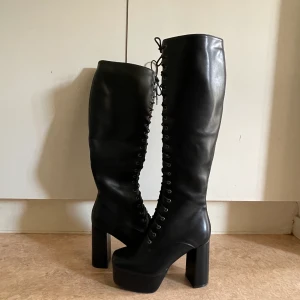Lamoda knee high boots - Super comfy platform boots fra Lamoda. Selges da jeg har en clean out. Ingen skader og de er utrolig gode å gå i. 