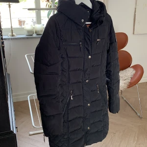 Svart vinter jacka storlek 36 - Säljer min roco Baroco jacka för använder inte längre den är i bra skick värmer bra på vintern o sitter riktigt fint på kroppen ☺️