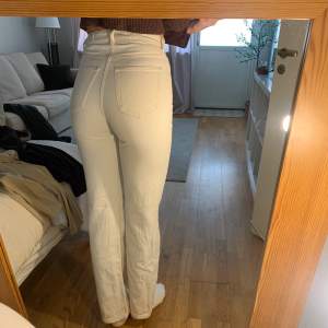 Säljer dessa superfina jeans från Bik Bok i storlek 27. Perfekt för dig som är lite längre. Jag är ca 180 och dessa är perfekt i längd. Sitter thigt med vida ben. 💖