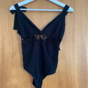 Body/topp - Body/topp från Berhska, strolek M men skulle mer säga att den är S.   Skriv för intresse 🌸