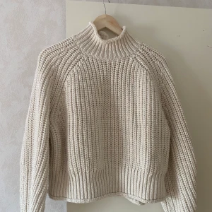 Stickad tröja  - Stickad tröja i vit/beige Storlek L. Köparen står för frakten💓