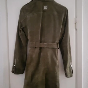Läderkappa Olive Freaky Nation nyskick - Helt oanvänd, inköpt för 1895:- förra hösten på Zalando. Stl S. Säljer för 500:-