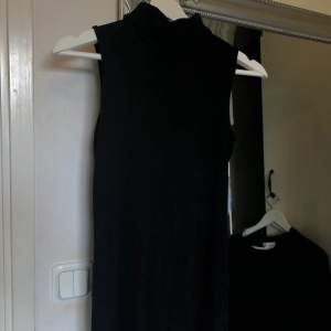 Ribbad svart klänning med polo krage . Superfint skick . Köparen står för frakten, hör av dig vid eventuella frågor 🥰