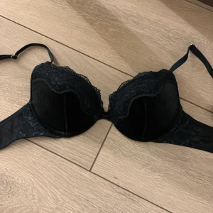Velvet BH - Aldrig använd då den inte passar mig, köpt flera år sen från Hünkemöller. Jätte fin då den är velvet, i färgen mörkgrön/marinblå. Originalpriset låg på 400kr🤍
