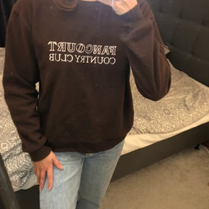 Tröja - Brun väldigt mysig tröja från shein i storlek S men passar även XS! Teddy-material så perfekt till hösten! Använt en del förra året men säljer nu vidare. Bra skick.