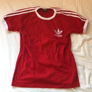 Adidas t-shirt - I nyskick! Färgen syns bäst på bild 2