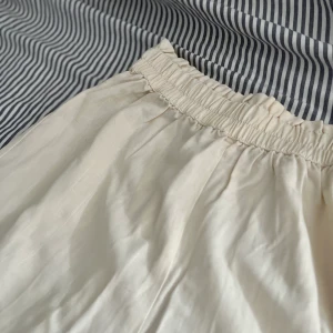 Linnebyxor Bikbok  - Jättefina linnebyxor från Bikbok som tyvärr inte passar mig… Helt oanvända och köpta förra sommaren!🤍 Hör av dig för fler bilder eller vid eventuella frågor!☺️