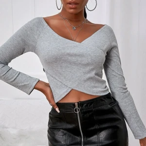 Topp  - En jättefin grå topp, säljer då den inte kommer till användning längre🫶🏼 