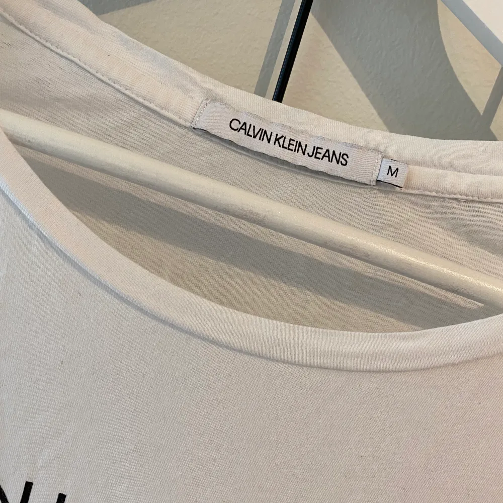 Calvin Klein T-shirt! Använd Max 3 gånger. Storlek M Säljes då den inte är min stil längre🫶🏽. T-shirts.