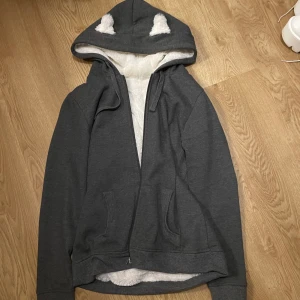 Hoodie med päls och öron  - Säljer då den är lite liten för mig nu, jätteskön nu till vintern