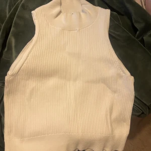 Topp - Topp från Uniqlo som aldrig använts, nypris 299kr. Mitt pris 80kr❤️