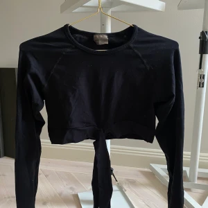 Aimi’n topp - Köparen står för frakten  Träningströja med band runt midjan