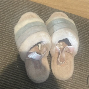 Ugg slides  - Fina ugg slides använda 2 ggr länge sen!