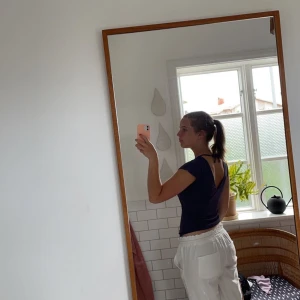 Blå topp men öppen rygg - Säljer denna unika mörkblå toppen med öppen rygg och söt knytning vid nacken! Knappt använd 💗skriv vid intresse!