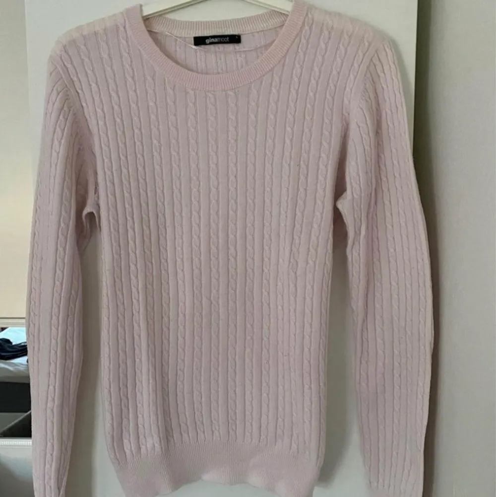 Ljusrosa stickad tröja från Gina tricot i storlek L. Jättefin!. Stickat.