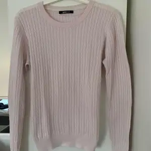 Ljusrosa stickad tröja från Gina tricot i storlek L. Jättefin!