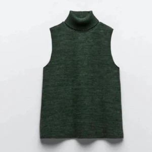 Zara topp - Stickad Topp/tröja med polo från zara! Superfin och lappen sitter kvar, aldrig använd❤️‍🔥jättenajs på höst och vinter🍂🍁 säljer för 150+frakt 