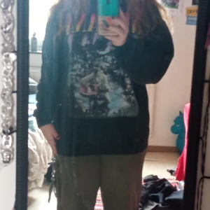 Nirvana sweatshirt  - Jättesnygg Nirvana sweatshirt i bra kvalitet, nästan oanvänd då den inte ser bra ut på mig, krage högst upp vid halsen och längst ut vid ärmarna, 