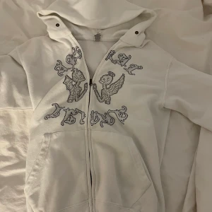 Akryl hoodie vit - Vit akryl hoodie i storlek S som inte kan köpas längre. Använd Max 5 gånger och har inga synliga defekter. Nypris var 700kr