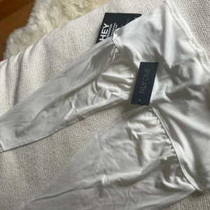 Halterneck topp  - Helt oanvänd halterneck topp från Nelly! Jättefin men råka köpa två! Storlek S! Säljer för 60 kr + frakt❤️