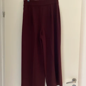 Festbyxor från Zara - Festbyxor från Zara i storlek medium. Fint skick.  Ingen stretch, hög midja, raka, normallängd för mig som är 162 cm.  Säljer även ett par röda, också i storlek medium.
