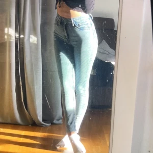 Högmidjade jeans - Ett par högmidjade jeans ifrån lager 157 i storlek Xs men väldigt stretchiga så passar även upp till storlek M