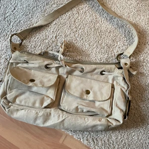 Väska  - Beige väska som inte kommer till användning🤍