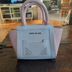 Söt väska  - Söt rosa väska från river island. Köpt sacond hand. Säjer då den inte kommer till användning 