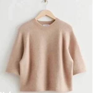 Stickad T shirt & other stories - Populär stickad T shirt från other stories som är helt slutsåld nästan hela tiden💕💕