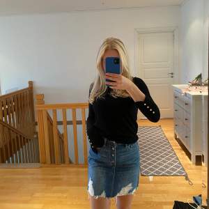 En cool jeanskjol med slitning nertill. Bra skick men kommer inte till användning längre. 