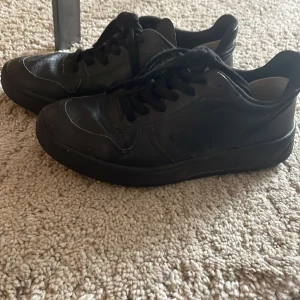 Veja sneakers  - Ett par veja sneakers i svart, storlek 37. Stilrena och passar till så många outfits:) 