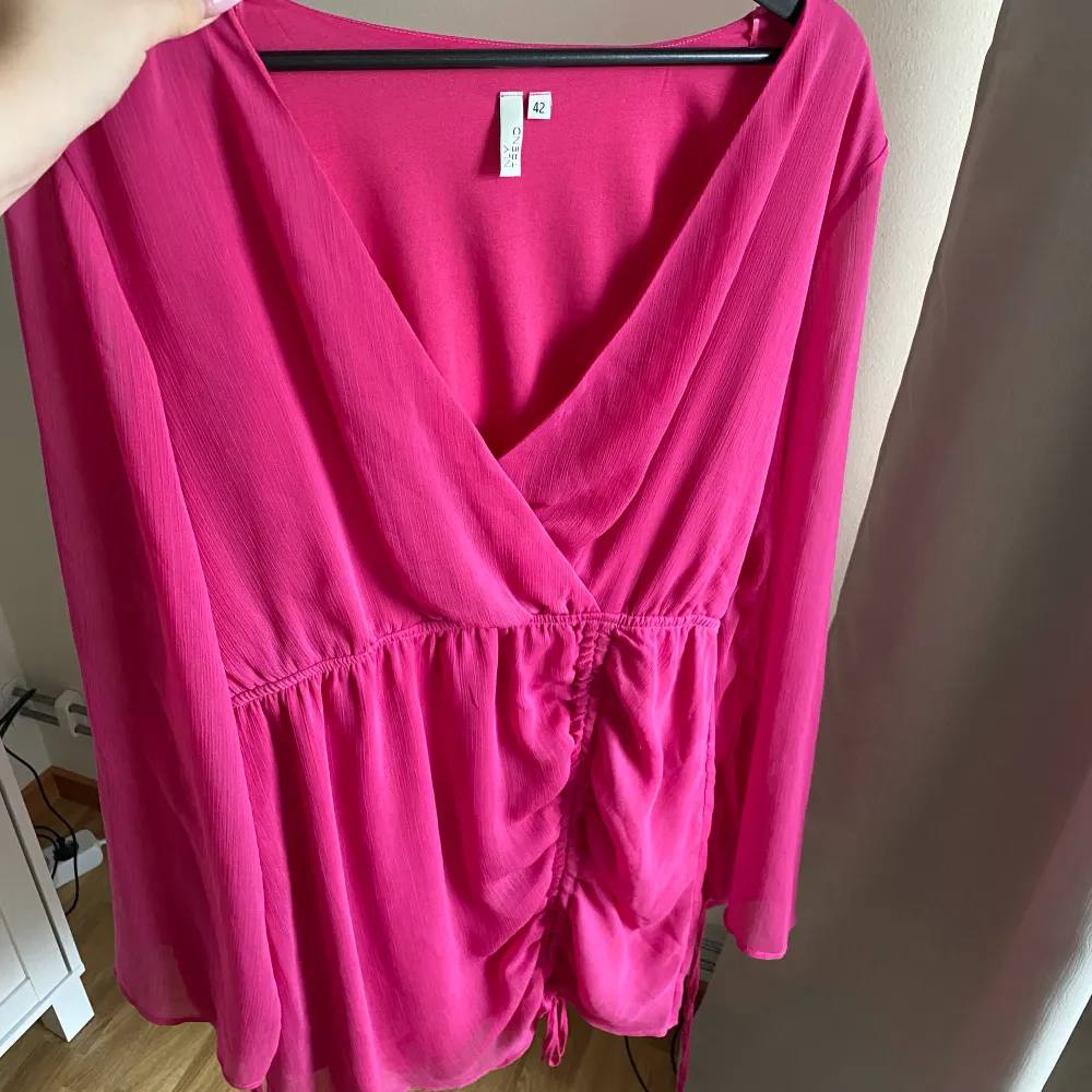 Superfin rosa klänning från Nelly, storlek 42. Endast använd en gång💕💕 Upplevde att den var ganska liten i storleken🫶🏻. Klänningar.