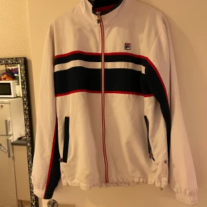 Fila trackjacket - Riktigt fin Trackjacket/sportjacka från fila. Sparsamt använd, cond 8/10!