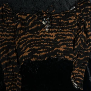 Djurmönstrad topp ♡ - Supersnygg djurmönstrad topp ( ^ω^ ) Okej skick, Fri frakt! Midja- 84cm Byst- 96cm längd -165cm