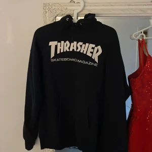 Thrasher hoodie - Älskar men använder ej. Finns en fläck på baksidan/sidan som inte syns så mycket.