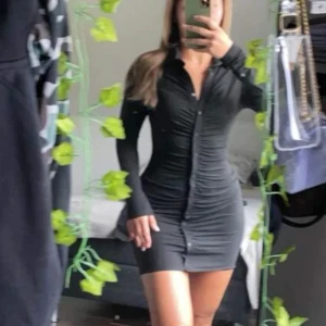 Klänning - Jättefin klänning aldrig använd 