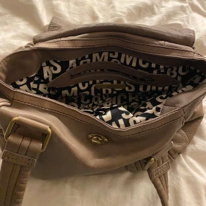 Marc Jacobs väska  - Säljer denna otroligt fina vintage Marc Jacobs väska i skinn. Perfekt som en skolväska💓 