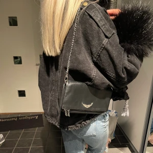 Zadig väska  - Säljer nu min supersnygga Zadig väska. Köpt 2019, sparsamt använd. Jättebra skick! Ett långt och ett kort band ingår + dustbag och äkthetsbevis. Kan skicka fler bilder vid intresse💓Skickar med spårbar frakt.