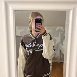 Collage Bombarjacka ifrån Pull & Bear.  - Här har vi en collage bombarjacka ifrån Pull & Bear som jag använt endast en gång. Den köptes i Spanien på en Pull & Bear affär. Jackan är i utmärkt skick och den är riktigt skön!! Jag betalde 599 för den. Den är i storlek S och passar mig som är 170 cm. 