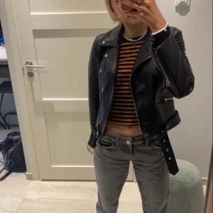 Skinnjacka Zara - Säljer denna jättetrendiga skinnjacka från zara. Den är i nyskick och är nästan oanvänd. Original pris 559 säljer för 250.  Köparen står för frakten💞🍁